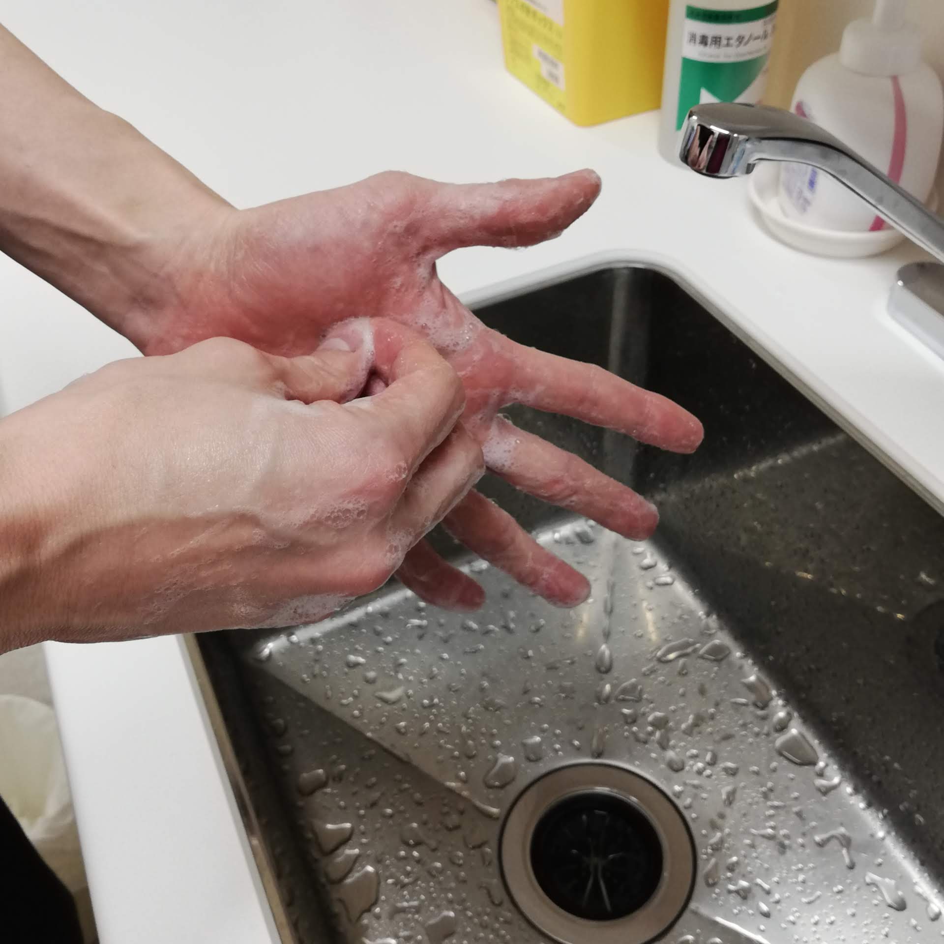 指先を反対の手のひらの上でクルクル動かして洗い、反対の手も同様にする