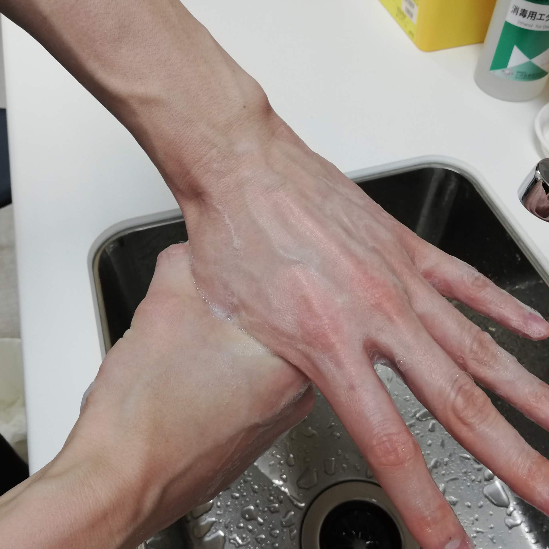 親指を手で握ってくるくると洗い、反対の手も同様にする